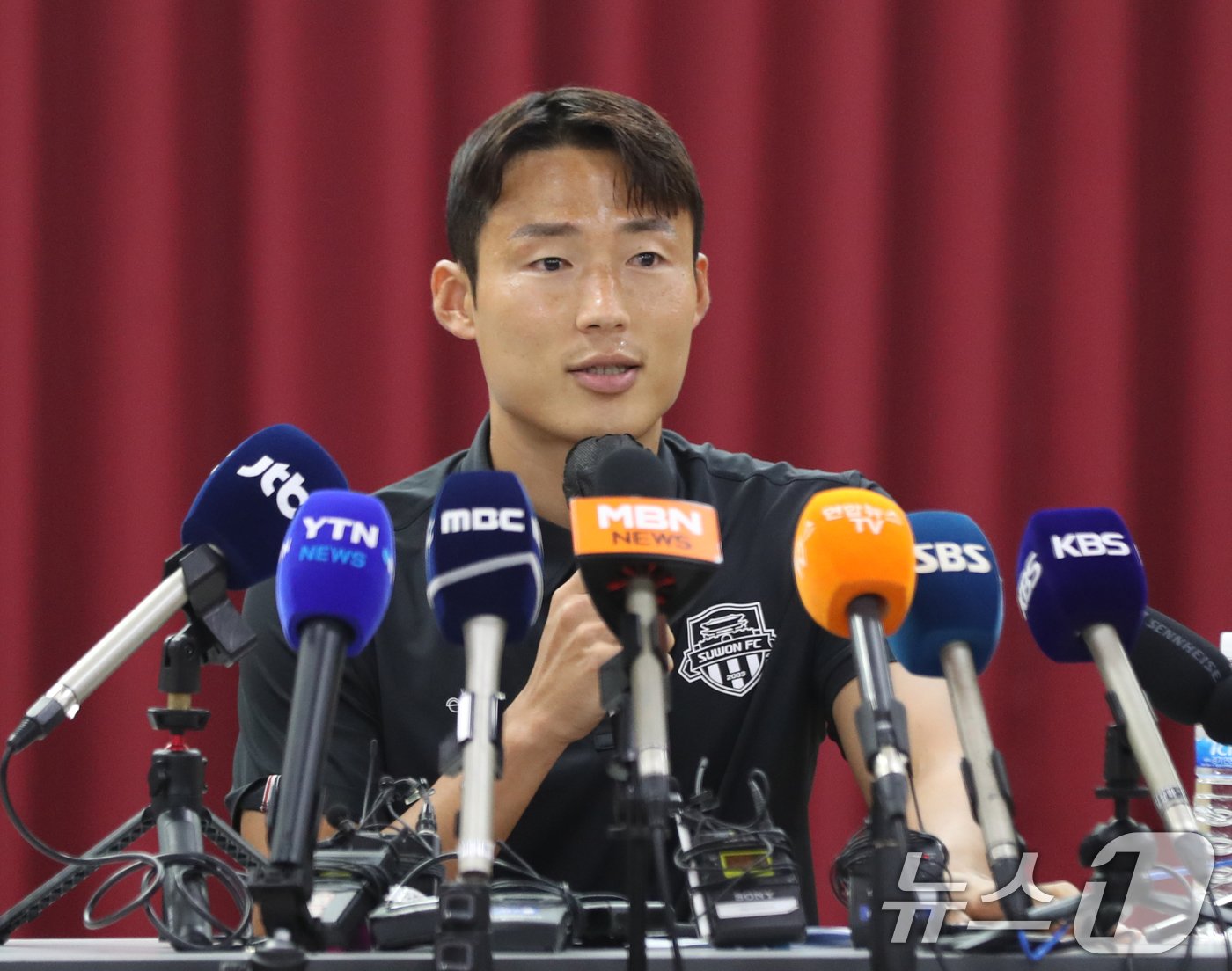 본문 이미지 - 승부 조작 혐의로 중국축구협회로부터 영구 제명 징계를 받은 축구선수 손준호(수원FC)가 11일 오후 경기 수원시 장안구 수원시체육회관에서 열린 기자회견에서 입장을 밝히고 있다. 2024.9.11/뉴스1 ⓒ News1 김영운 기자