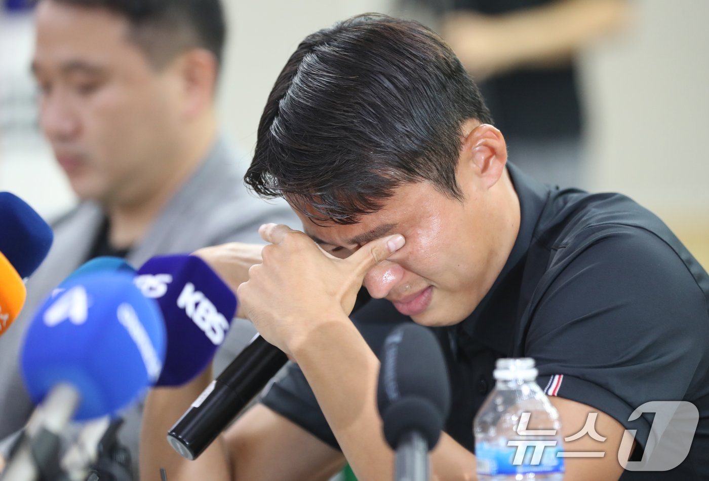 본문 이미지 - 승부 조작 혐의로 중국축구협회로부터 영구 제명 징계를 받은 축구선수 손준호(수원FC)가 11일 오후 경기 수원시 장안구 수원시체육회관에서 열린 기자회견 도중 눈물을 흘리고 있다. 2024.9.11/뉴스1 ⓒ News1 김영운 기자