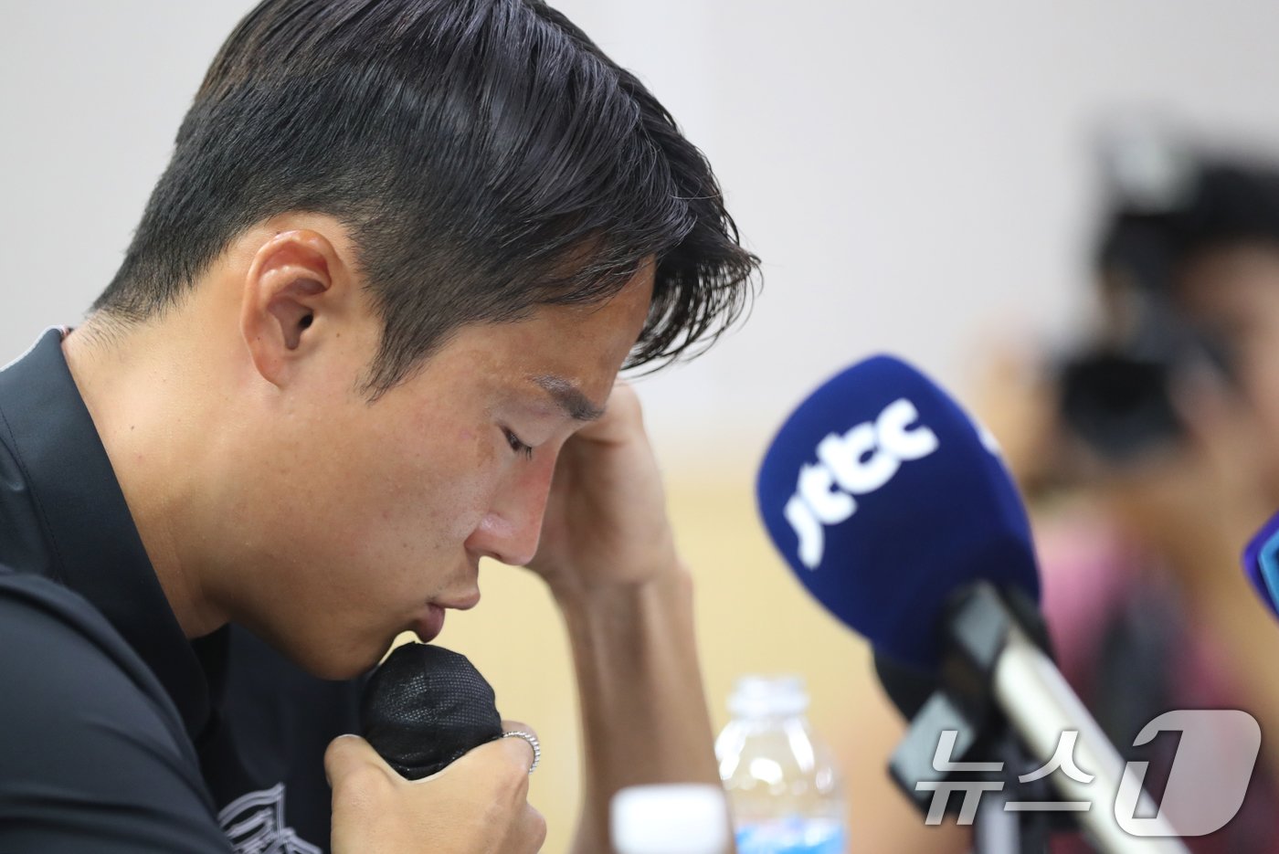 본문 이미지 - 승부 조작 혐의로 중국축구협회로부터 영구 제명 징계를 받은 축구선수 손준호(수원FC)가 11일 오후 경기 수원시 장안구 수원시체육회관에서 열린 기자회견에서 입장을 밝히고 있다. 2024.9.11/뉴스1 ⓒ News1 김영운 기자