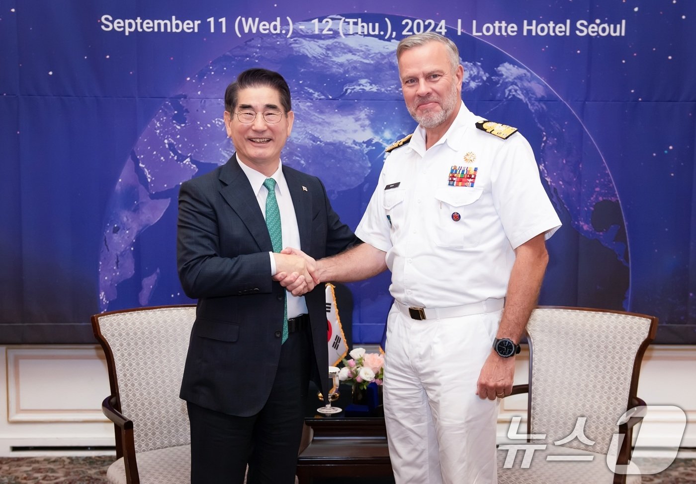 본문 이미지 - 김용현 국방부 장관이 11일 서울 중구 소공동 롯데호텔에서 열린 &#39;제13차 서울안보대화&#39;를 계기로 방한한 롭 바우어 나토&#40;NATO&#41; 군사위원장과 만나 악수하고 있다. &#40;국방부 제공&#41; 2024.9.11/뉴스1