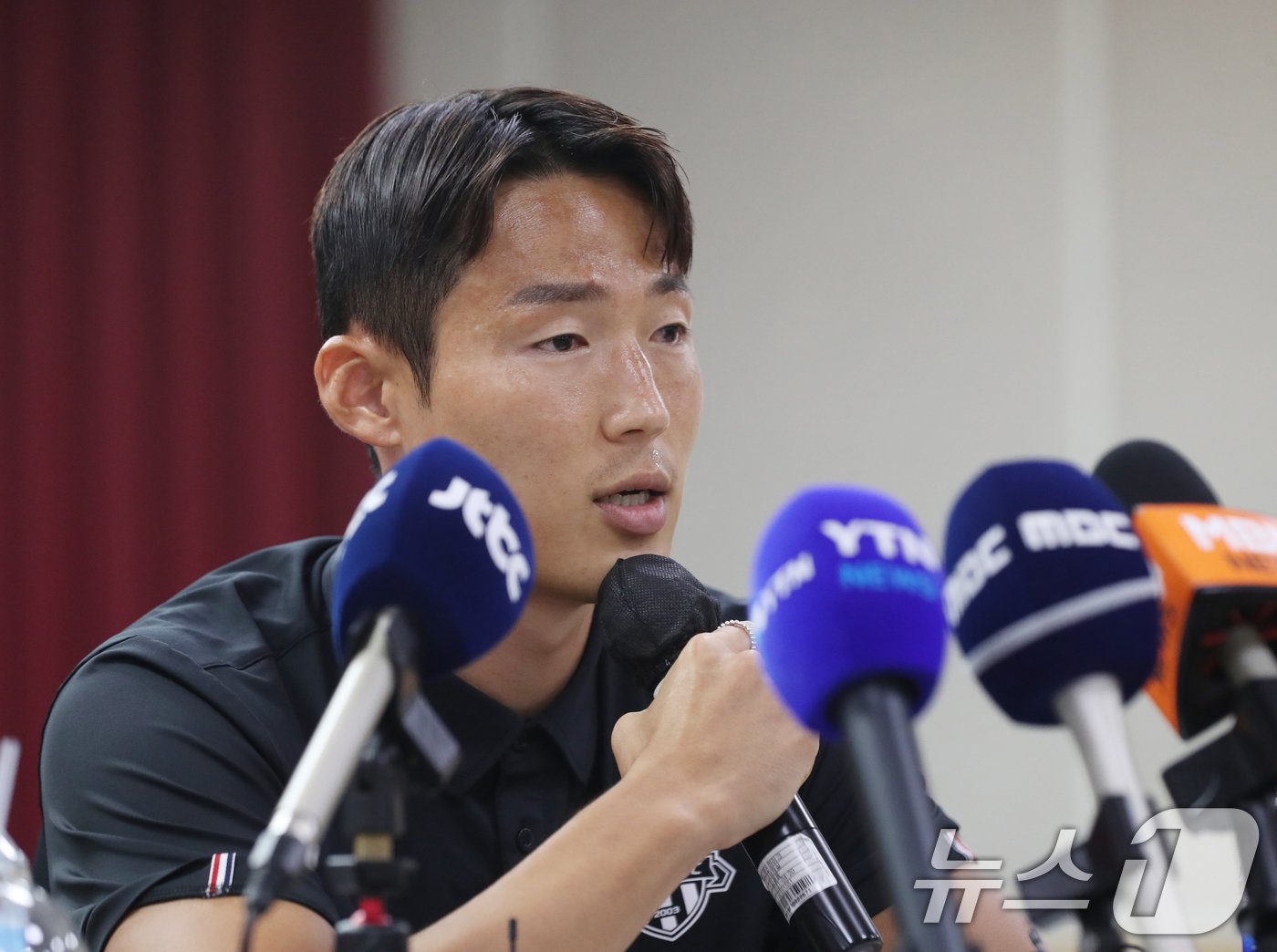 본문 이미지 - 승부 조작 혐의로 중국축구협회로부터 영구 제명 징계를 받은 축구선수 손준호(수원FC)가 11일 오후 경기 수원시 장안구 수원시체육회관에서 열린 기자회견에서 입장을 밝히고 있다. 2024.9.11/뉴스1 ⓒ News1 김영운 기자