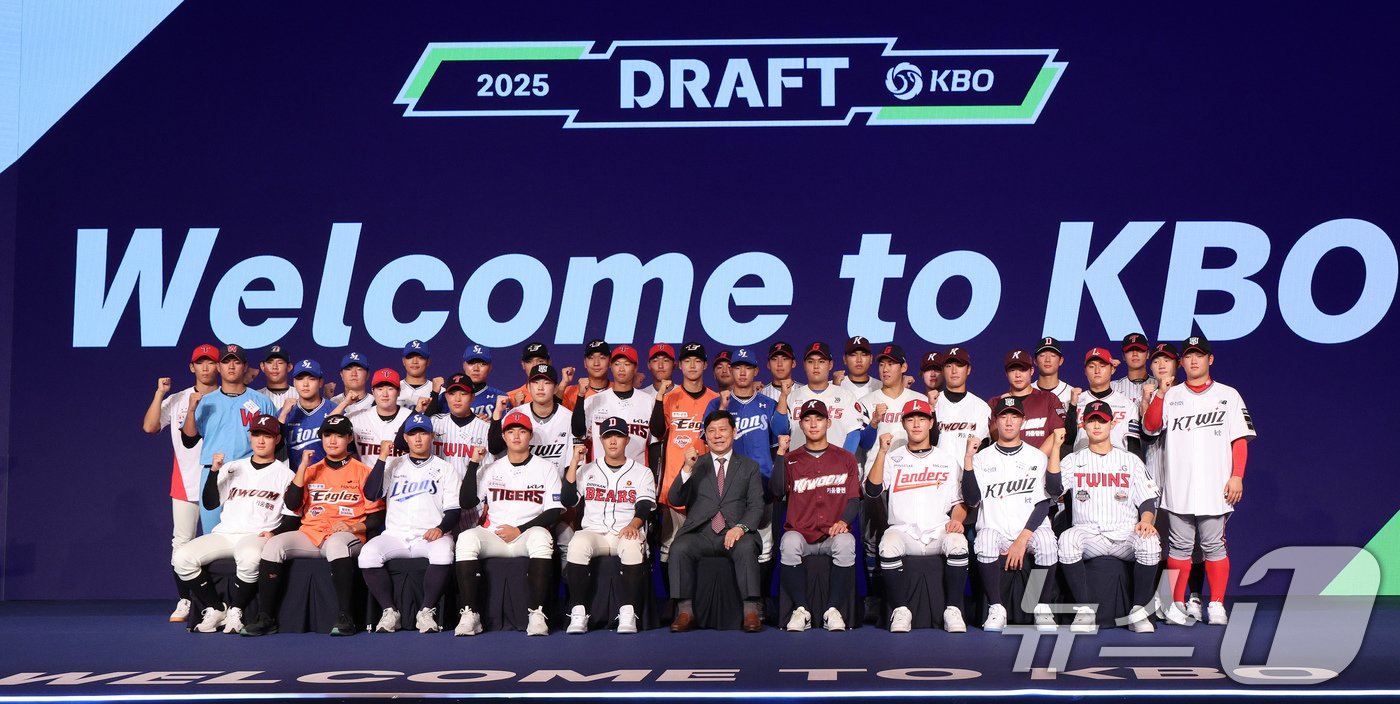 본문 이미지 - 11일 오후 서울 송파구 롯데호텔 월드에서 열린 ‘2025 KBO 신인 드래프트’에서 프로팀에 지명된 신인 선수들이 허구연 총재와 함께 파이팅 포즈를 하고 있다. 2024.9.11/뉴스1 ⓒ News1 장수영 기자