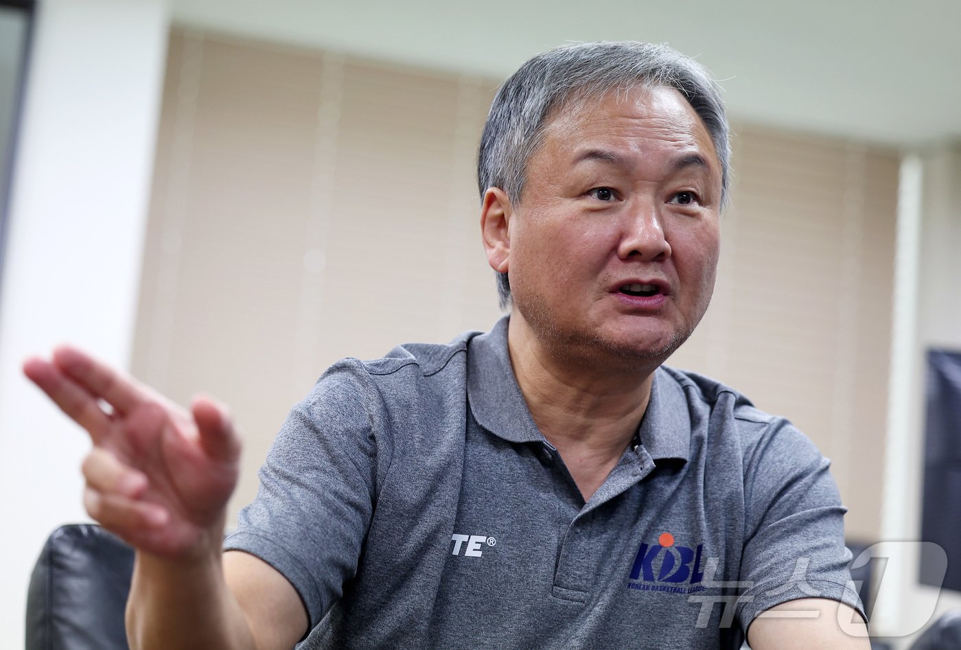 본문 이미지 - 유재학 KBL 경기본부장이 11일 서울 강남구 신사동 KBL 센터에서 진행된 뉴스1과의 인터뷰에 앞서 포즈를 취하고 있다. 2024.9.11/뉴스1 ⓒ News1 김성진 기자