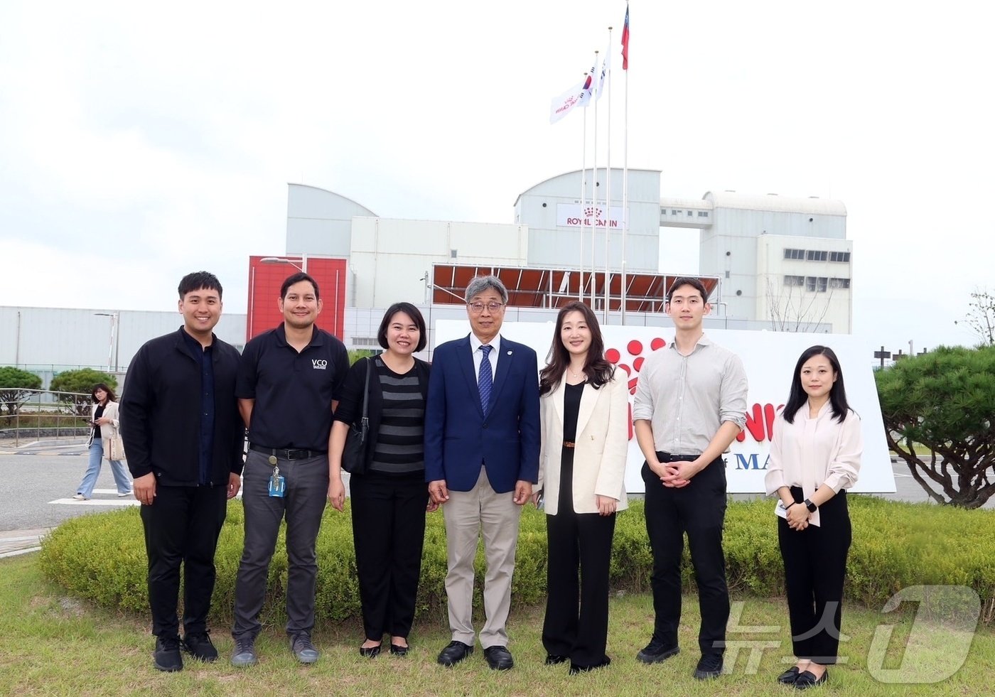 본문 이미지 - 로얄캐닌코리아와 대만 농업부 관계자들이 6일 김제공장에서 기념 사진을 찍고 있다(로얄캐닌코리아 제공). ⓒ 뉴스1
