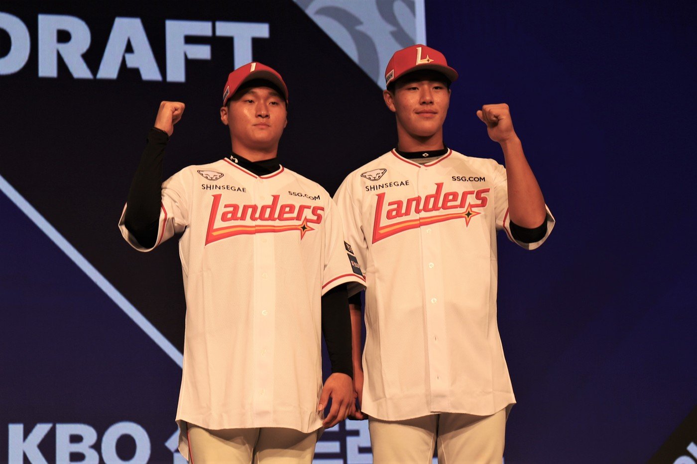 본문 이미지 - SSG 랜더스의 1차 지명을 받은 이율예(오른쪽)와 2차 지명을 받은 신지환. (SSG 랜더스 제공)