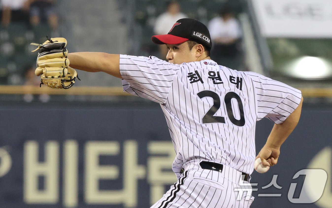 본문 이미지 - 11일 서울 송파구 잠실야구장에서 열린 '2024 신한 SOL 뱅크 KBO리그' 키움 히어로즈와 LG 트윈스의 경기, 1회 초 LG 선발 최원태가 역투하고 있다. 2024.9.11/뉴스1 ⓒ News1 장수영 기자