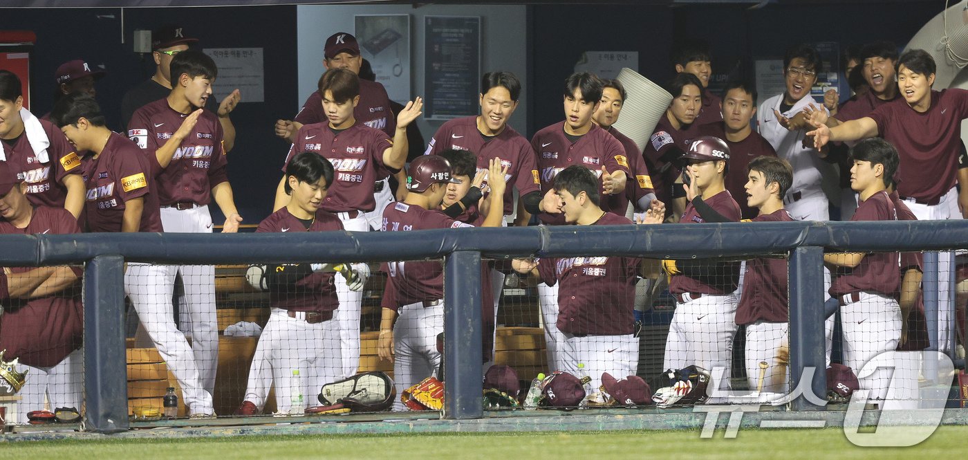 본문 이미지 - 11일 서울 송파구 잠실야구장에서 열린 '2024 신한 SOL 뱅크 KBO리그' 키움 히어로즈와 LG 트윈스의 경기, 2회 말 키움 공격 2사 1,2루 상황에서 1루주자 장재영이 이주형의 2타점 적시 2루타로 득점한 뒤 더그아웃에 들어가고 있다. 2024.9.11/뉴스1 ⓒ News1 장수영 기자