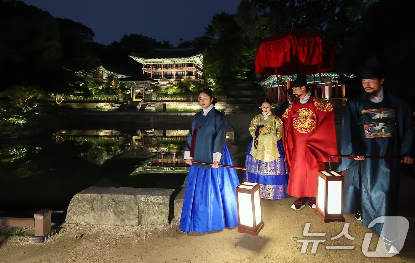 11일 오후 서울 종로구 창덕궁에서 열린 달빛기행 사전행사에서 왕과 왕비가 부용지 앞을 지나고 있다. 2024.9.11/뉴스1 ⓒ News1 김진환 기자