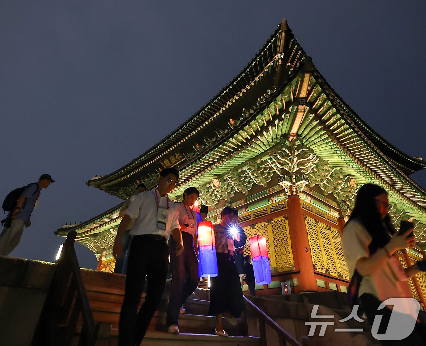 11일 오후 서울 종로구 창덕궁에서 열린 달빛기행 사전행사에서 참가자들이 궁내를 들러보고 있다. 2024.9.11/뉴스1 ⓒ News1 김진환 기자