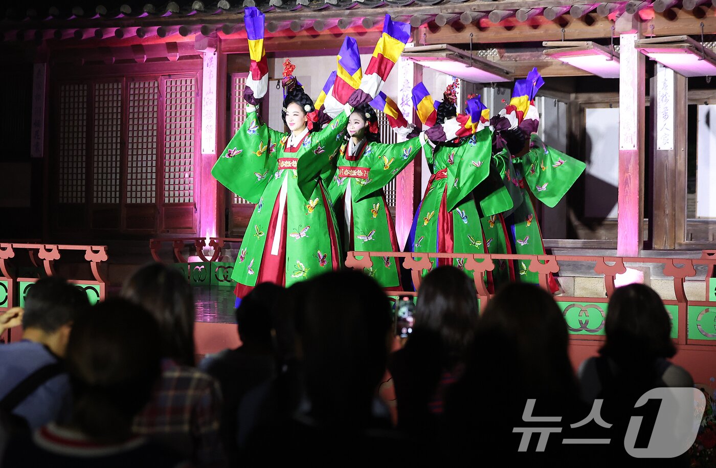 본문 이미지 - 지난해 창덕궁 달빛기행 중 전통공연이 진행된 모습. /뉴스1 ⓒ News1 김진환 기자
