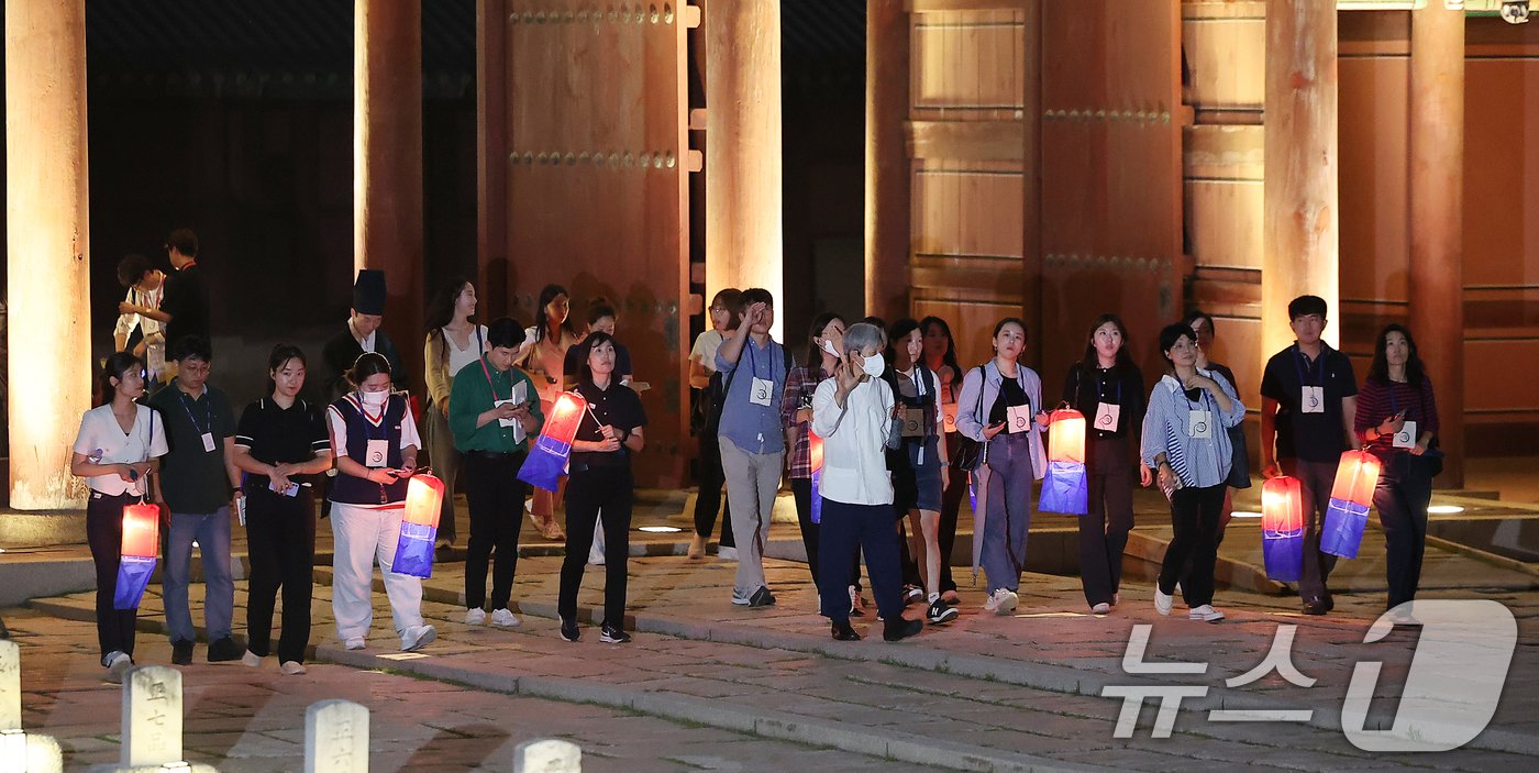 11일 오후 서울 종로구 창덕궁에서 열린 달빛기행 사전행사에서 참가자들이 궁내를 들러보고 있다. 2024.9.11/뉴스1 ⓒ News1 김진환 기자