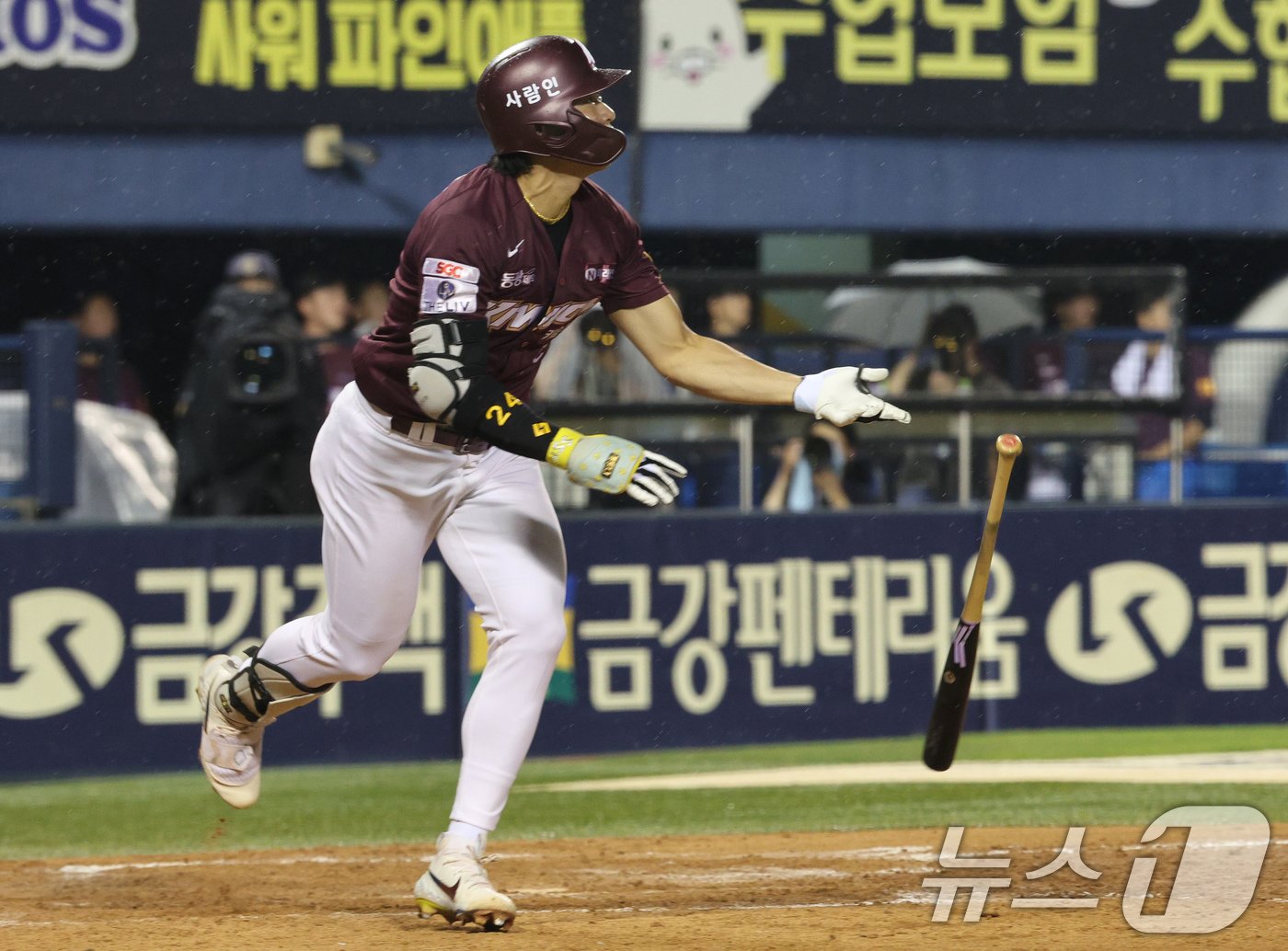 11일 서울 송파구 잠실야구장에서 열린 &#39;2024 신한 SOL 뱅크 KBO리그&#39; 키움 히어로즈와 LG 트윈스의 경기, 8회 초 키움 공격 2사 만루 상황에서 송성문이 역전 3타점 2루타를 치고 있다. 2024.9.11/뉴스1 ⓒ News1 장수영 기자