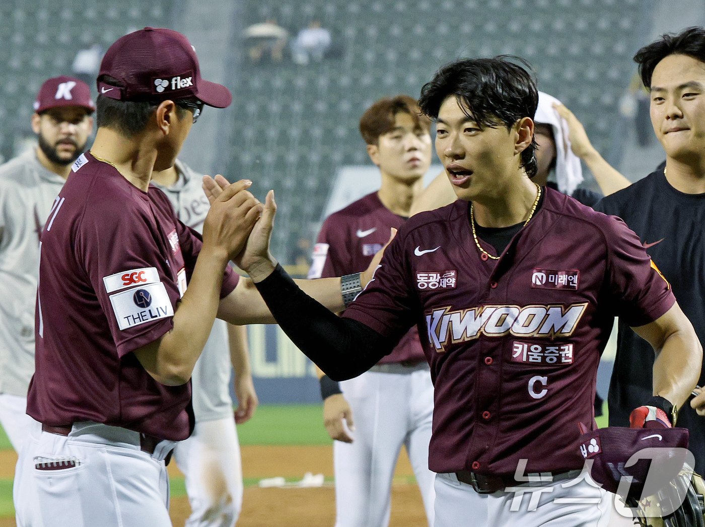 본문 이미지 - 홍원기 전 키움 히어로즈 감독&#40;왼쪽&#41;과 송성문. 뉴스1 DB ⓒ News1 장수영 기자