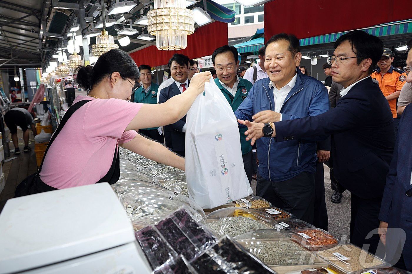 (서울=뉴스1) 김진환 기자 = 이상민 행정안전부 장관이 11일 오후 추석 연휴를 앞두고 경남 통영시 전통시장에서 추석 물가를 점검하고 시장 상인들을 격려하고 있다. (행정안전부 …