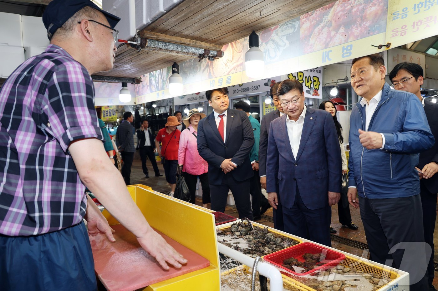 (서울=뉴스1) 김진환 기자 = 이상민 행정안전부 장관이 11일 오후 추석 연휴를 앞두고 경남 통영시 전통시장에서 추석 물가를 점검하고 시장 상인들을 격려하고 있다. (행정안전부 …