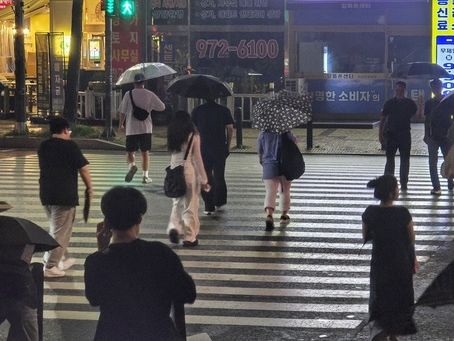 추석 연휴 둘째 날 전국 곳곳 소나기… 늦더위 기승[내일날씨]