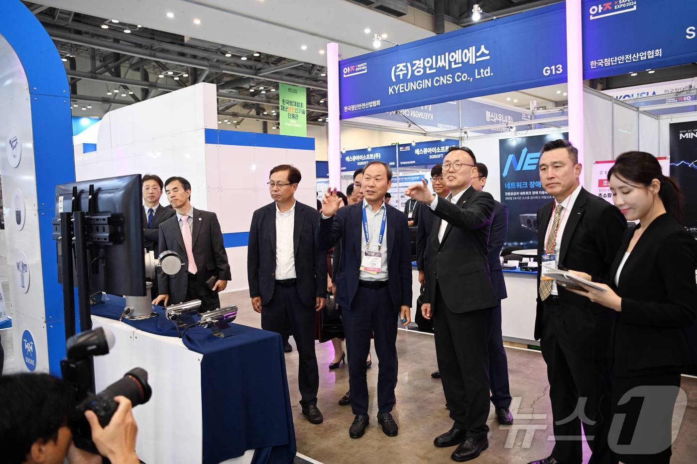 (서울=뉴스1) 김진환 기자 = 이한경 행정안전부 재난안전관리본부장이 11일 부산시 해운대구 소재 부산 벡스코에서 열린 2024년 대한민국 안전산업박람회를 찾아 전시된 재난안전 장 …