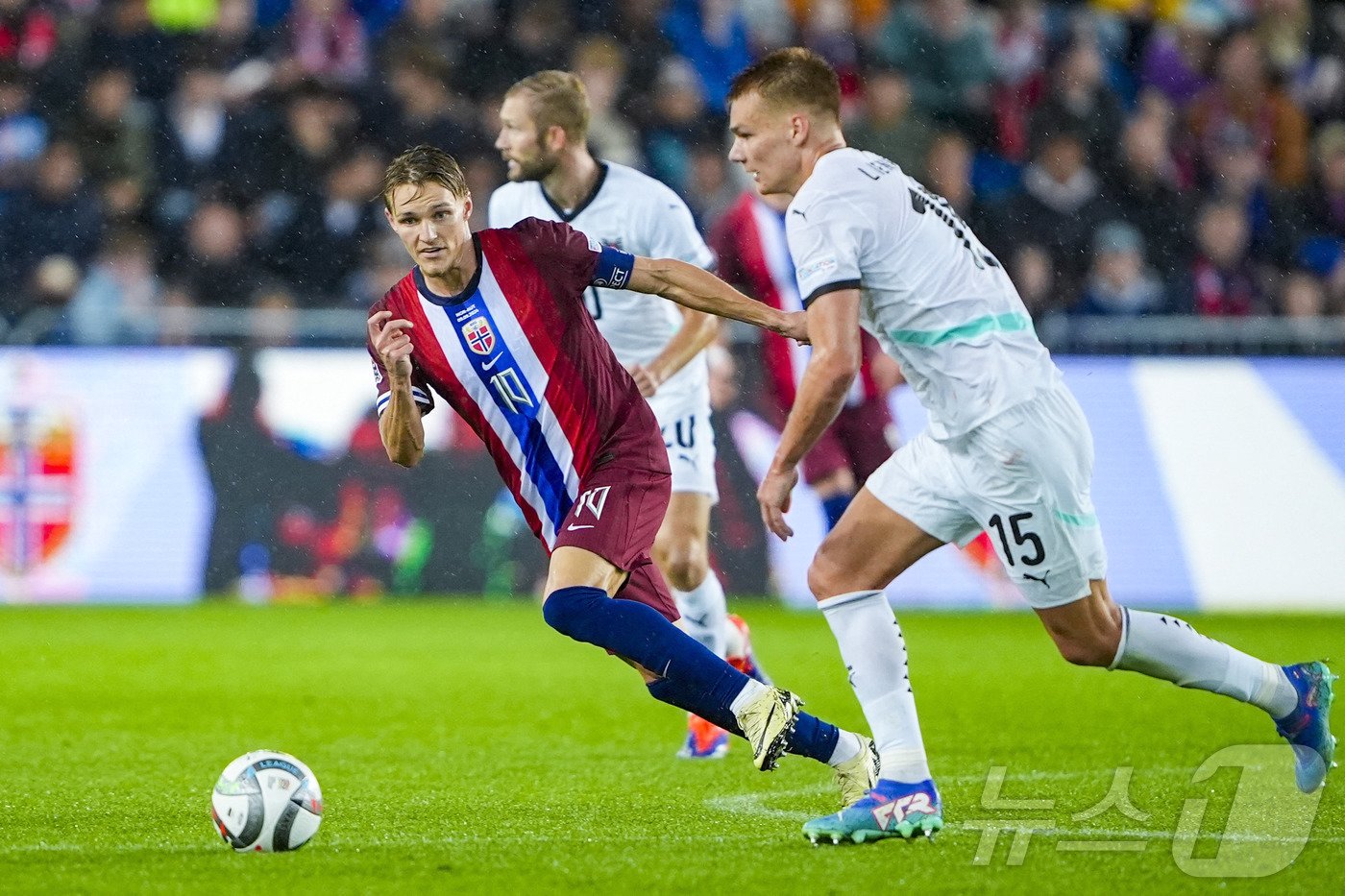 본문 이미지 - 노르웨이 대표팀에서 경기를 치르는 외데고르 ⓒ AFP=뉴스1