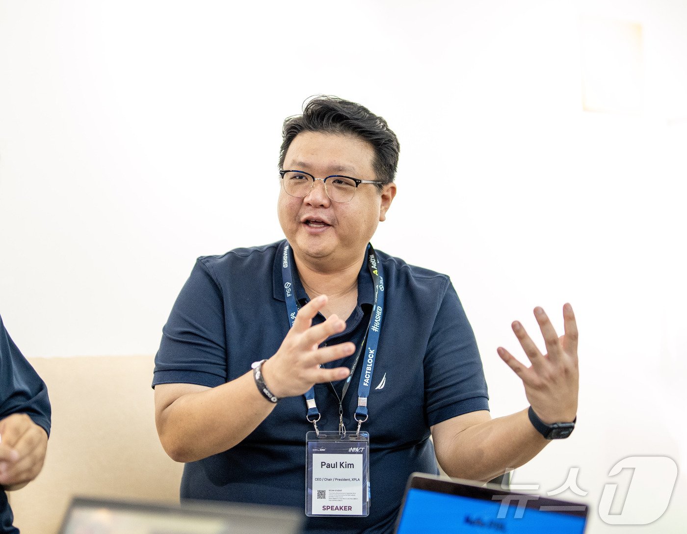 본문 이미지 - 폴 킴 엑스플라 대표가 2024년 9월4일 서울 광진구에 위치한 워커힐호텔에서 열린 <뉴스1>과의 인터뷰에 참여하고 있다. (컴투스 자료 제공)