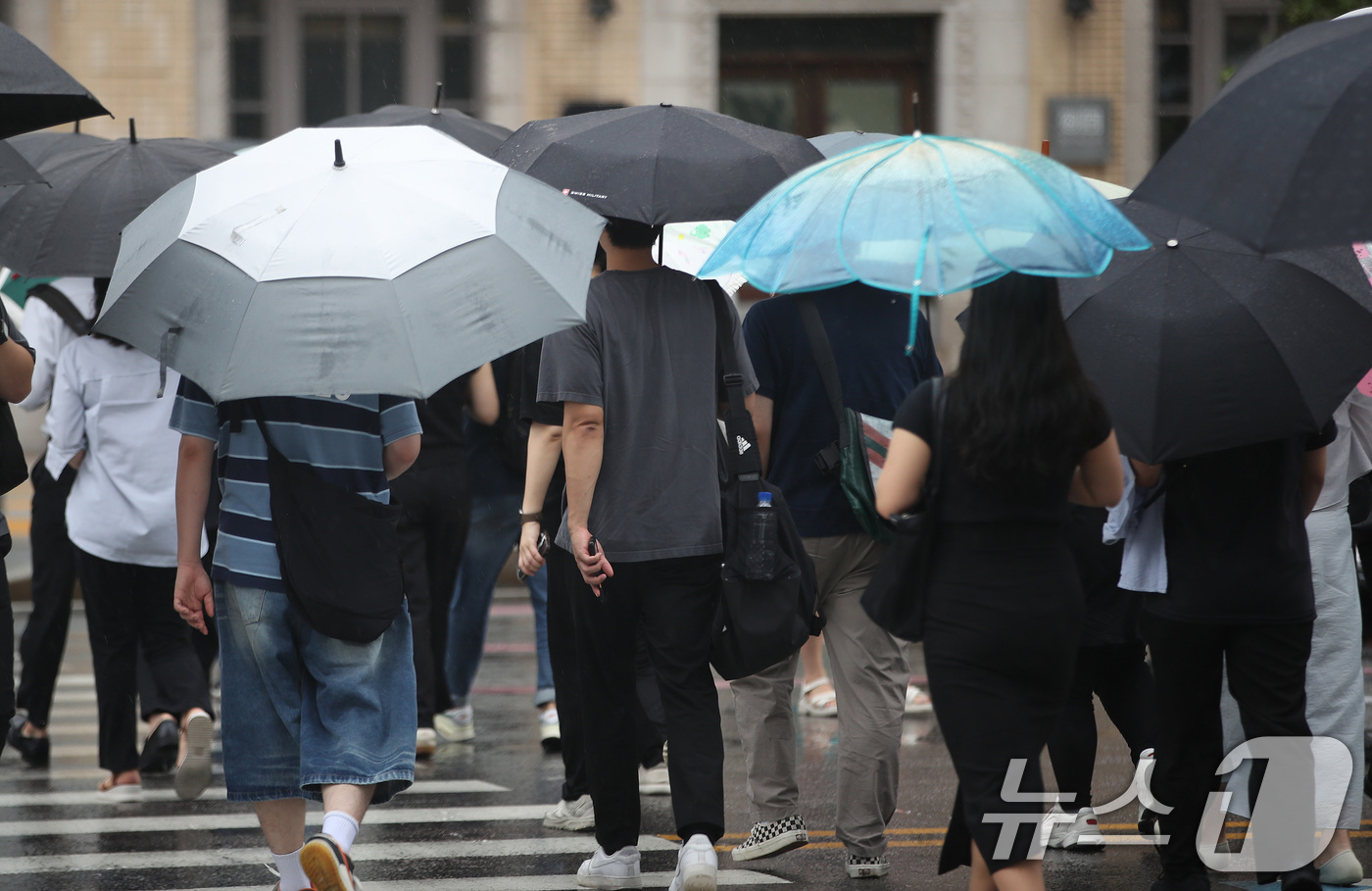 (서울=뉴스1) 임세영 기자 = 추석 연휴를 앞두고 가을비가 내린 12일 오전 서울 광화문네거리에서 시민들이 우산을 쓰고 출근길에 나서고 있다.기상청에 따르면 전국 대부분 지역에 …