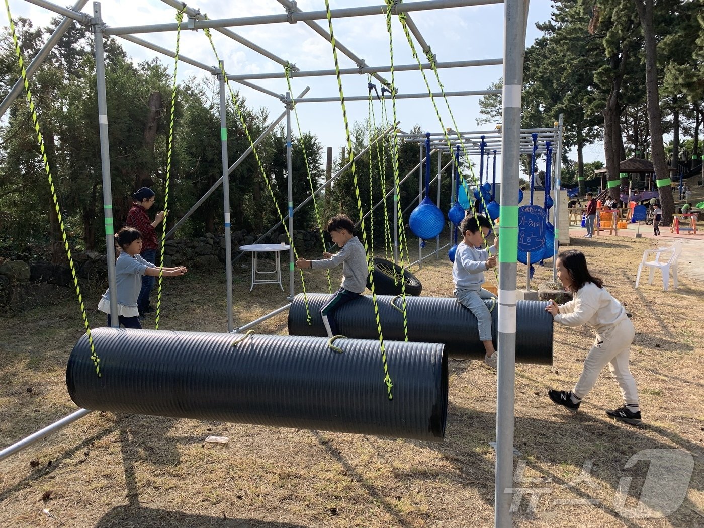 본문 이미지 - 2019년 월평마을에서 진행한 팝업놀이터.(삼사이워크 제공)