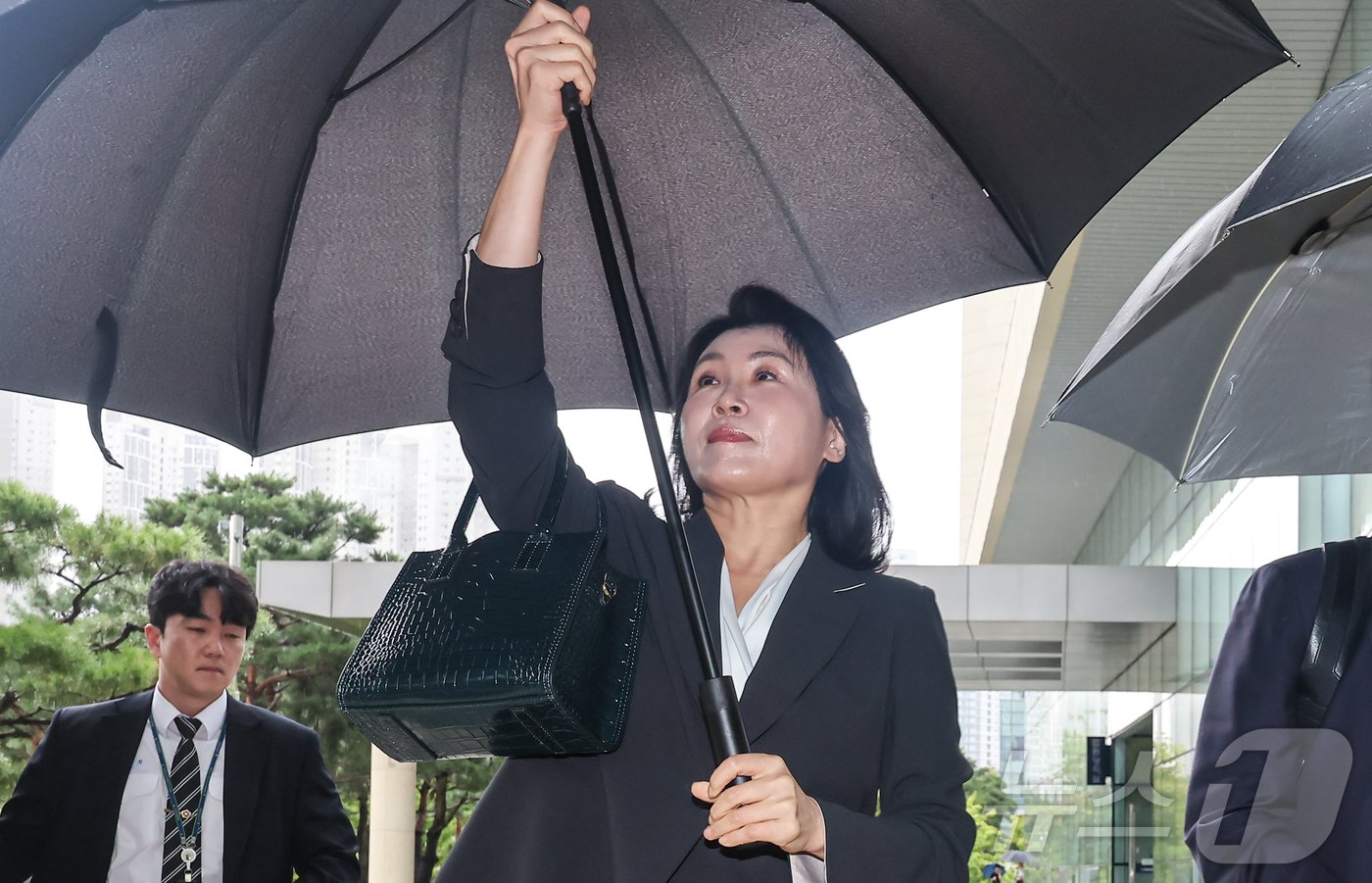 본문 이미지 - 더불어민주당 이재명 대표 부인 김혜경씨가 12일 경기 수원시 영통구 수원지방법원에서 열린 공직선거법 위반 혐의 공판에 출석하고 있다. 2024.9.12/뉴스1 ⓒ News1 김도우 기자