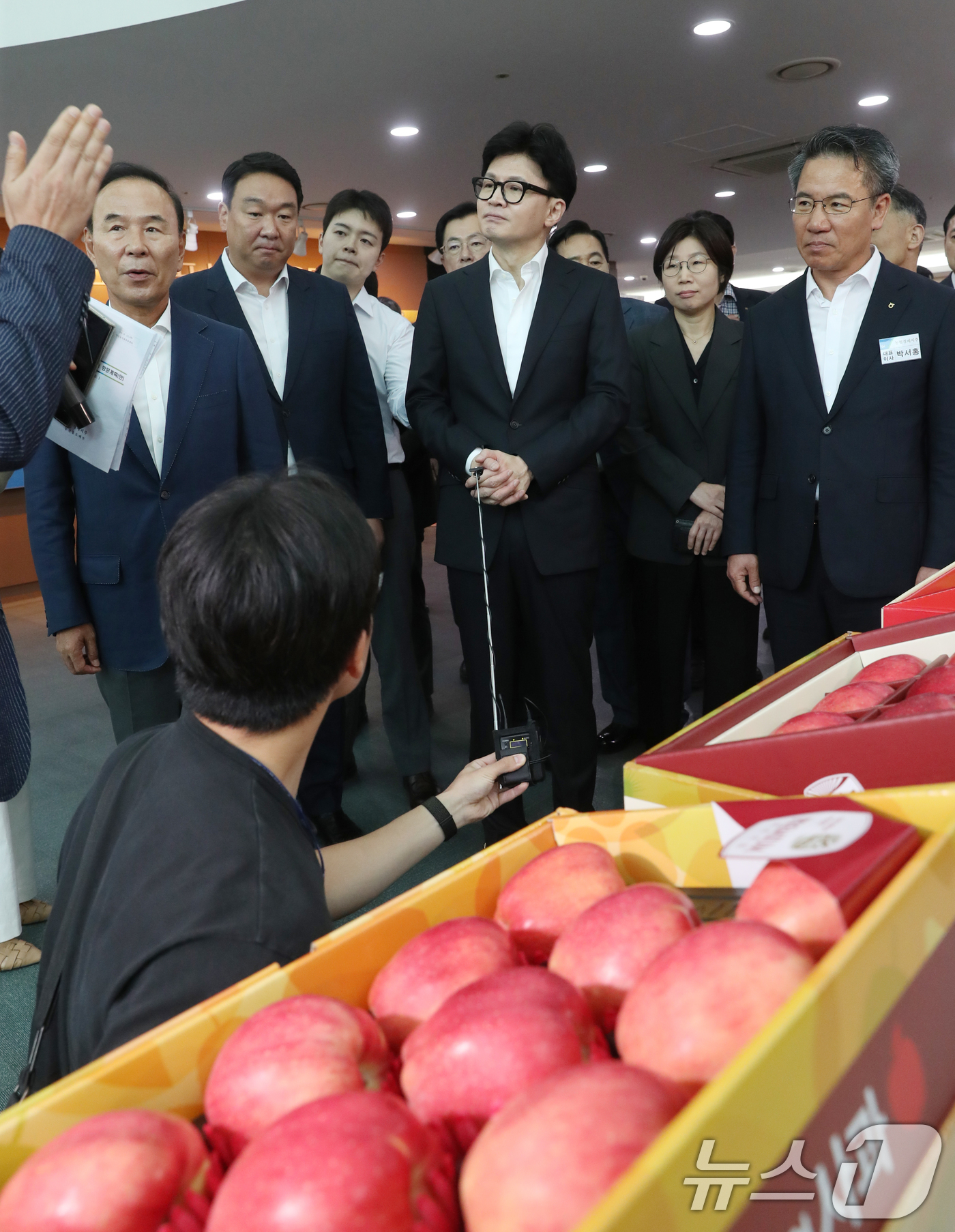 (안성=뉴스1) 김영운 기자 = 한동훈 국민의힘 대표가 12일 오전 경기 안성시 농협안성농식품물류센터에서 추석 성수품 출하 현장을 둘러보고 있다. 2024.9.12/뉴스1