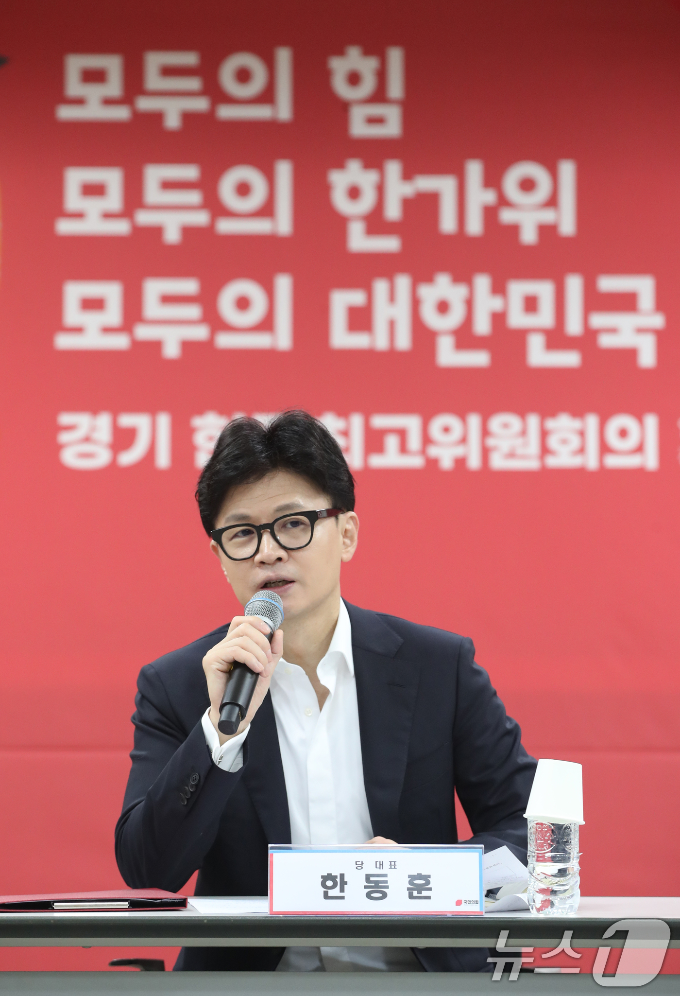 (안성=뉴스1) 김영운 기자 = 한동훈 국민의힘 대표가 12일 오전 경기 안성시 농협안성농식품물류센터에서 열린 현장최고위원회의에서 발언을 하고 있다. 2024.9.12/뉴스1