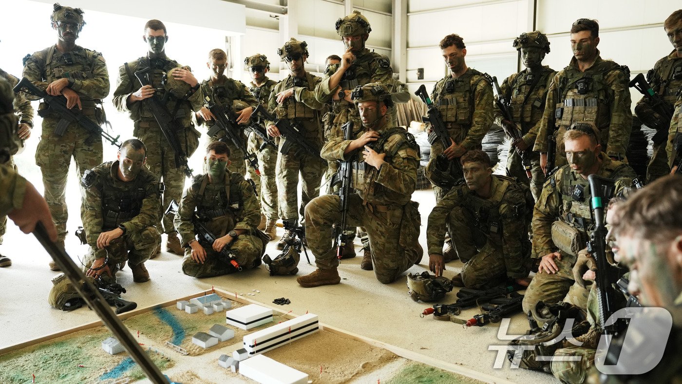 육군은 지난 9일부터 강원도 인제 육군 과학화전투훈련단에서 총 13개 팀 500여 명의 장병들이 참가한 가운데 &amp;#39;제2회 국제 과학화전투 경연대회&amp;#39;를 진행했다고 12일 밝혔다. 호주군 장병이 도시지역전투에 앞서 전술토의를 하고 있다. &amp;#40;육군 제공&amp;#41; 2024.9.12/뉴스1