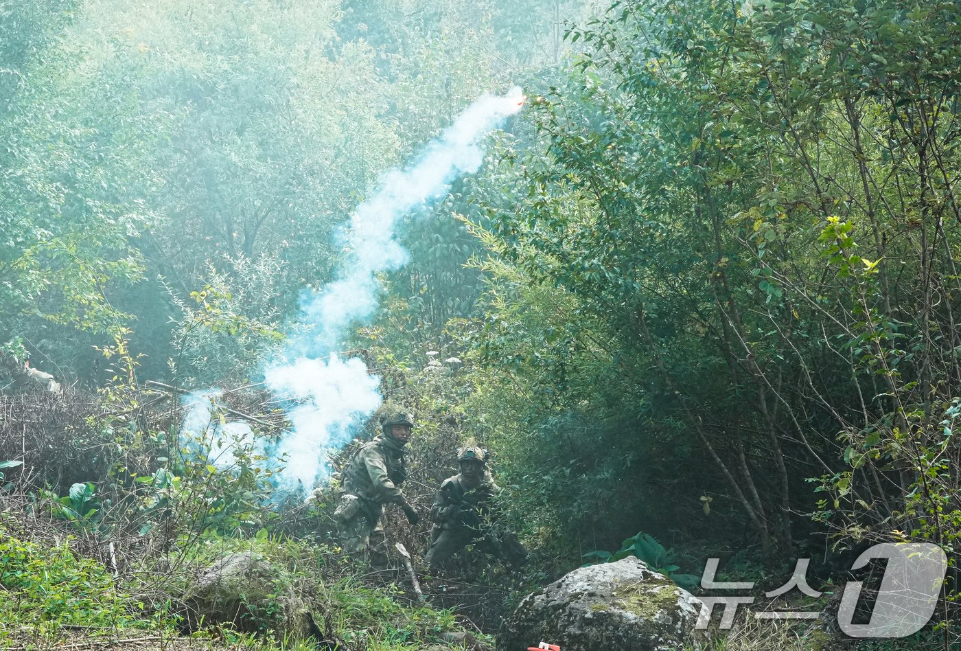 육군은 지난 9일부터 강원도 인제 육군 과학화전투훈련단에서 총 13개 팀 500여 명의 장병들이 참가한 가운데 &amp;#39;제2회 국제 과학화전투 경연대회&amp;#39;를 진행했다고 12일 밝혔다. 우즈베키스탄군 장병이 산악지역 전투에서 목표지점을 공격 하기 전에 연막탄을 투척하고 있다. &amp;#40;육군 제공&amp;#41; 2024.9.12/뉴스1