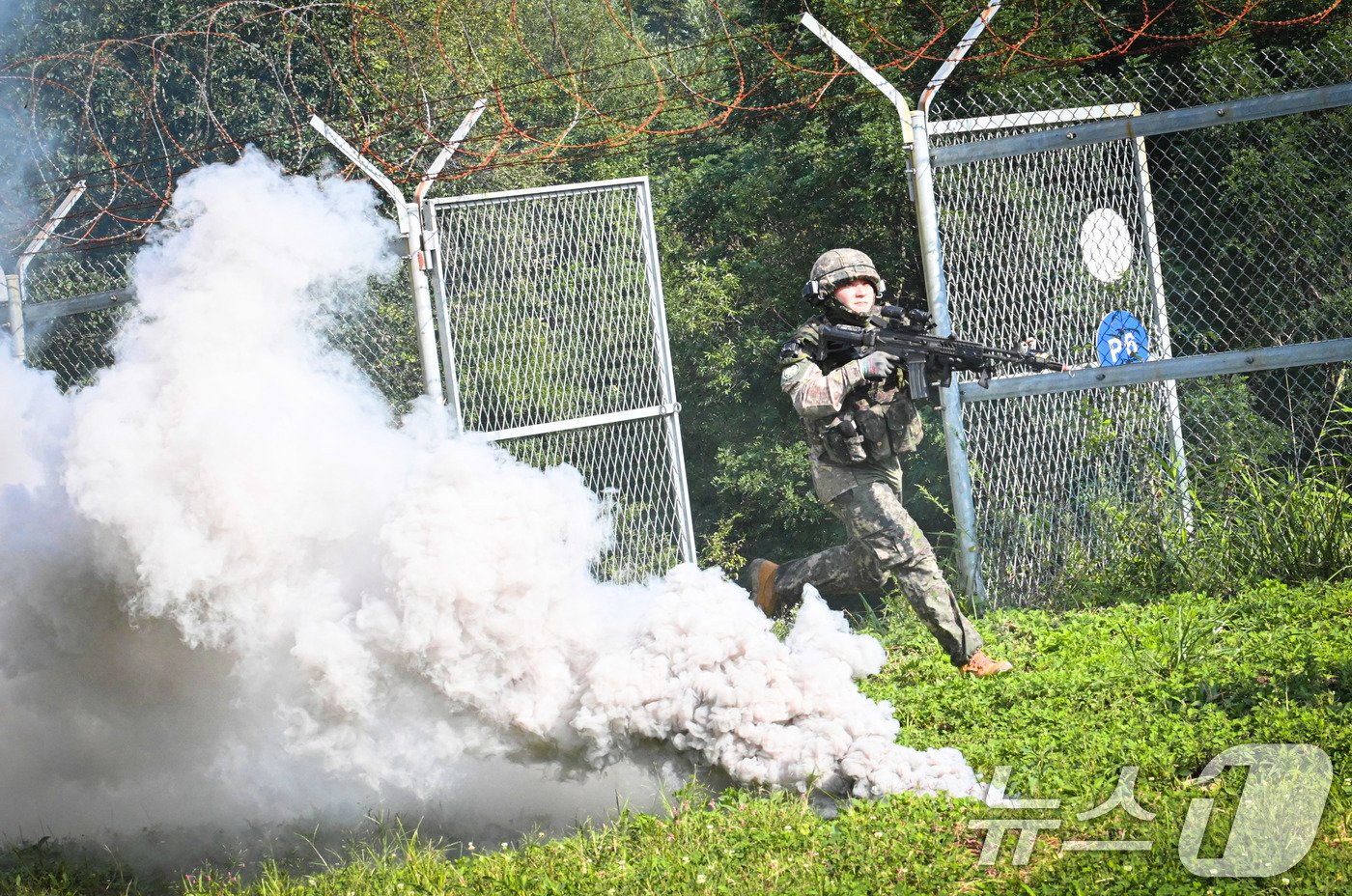 육군은 지난 9일부터 강원도 인제 육군 과학화전투훈련단에서 총 13개 팀 500여 명의 장병들이 참가한 가운데 &amp;#39;제2회 국제 과학화전투 경연대회&amp;#39;를 진행했다고 12일 밝혔다. 7사단 장병이 산악지역 전투에서 연막탄을 뚫고 기동하고 있다. &amp;#40;육군 제공&amp;#41; 2024.9.12/뉴스1