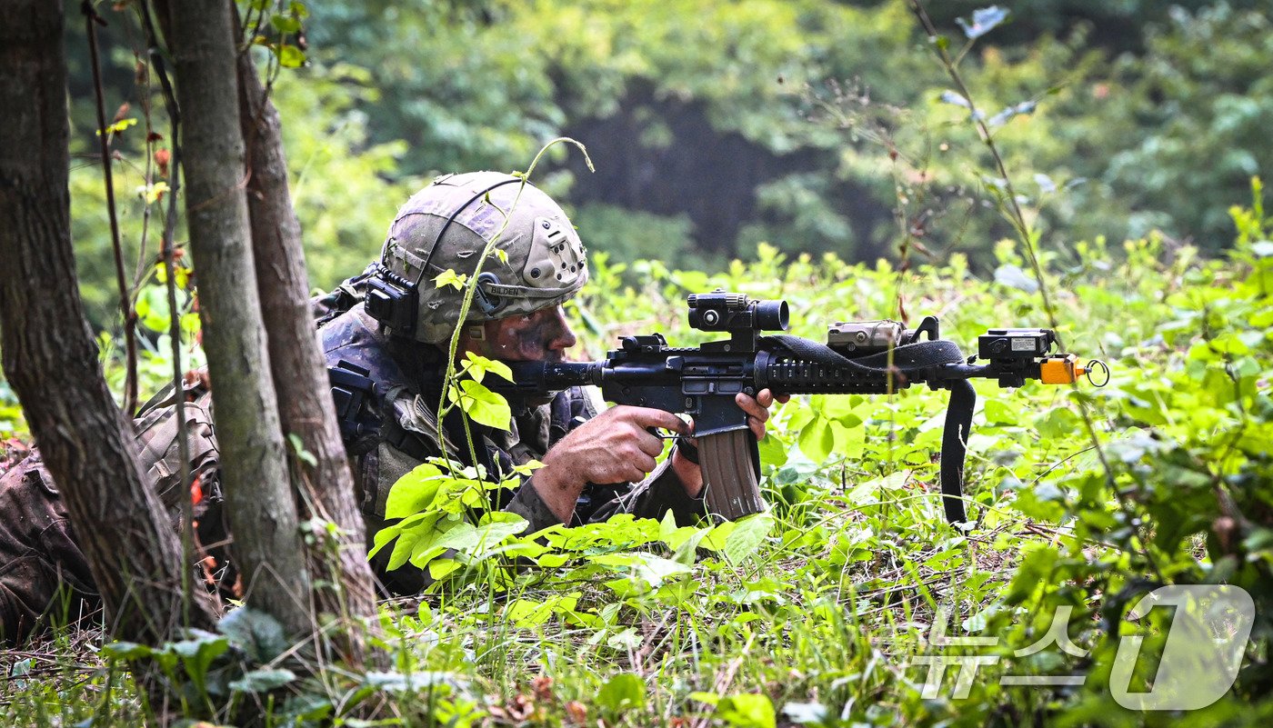 육군은 지난 9일부터 강원도 인제 육군 과학화전투훈련단에서 총 13개 팀 500여 명의 장병들이 참가한 가운데 &amp;#39;제2회 국제 과학화전투 경연대회&amp;#39;를 진행했다고 12일 밝혔다. 미군 장병이 산악지역 전투에서 상대팀을 조준하고 있다. &amp;#40;육군 제공&amp;#41; 2024.9.12/뉴스1