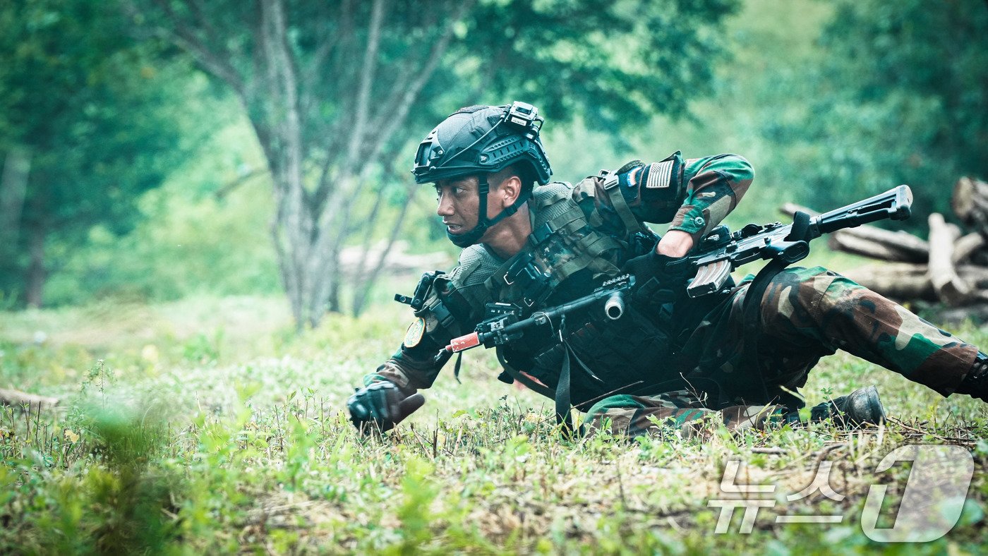 육군은 지난 9일부터 강원도 인제 육군 과학화전투훈련단에서 총 13개 팀 500여 명의 장병들이 참가한 가운데 &amp;#39;제2회 국제 과학화전투 경연대회&amp;#39;를 진행했다고 12일 밝혔다. 캄보디아군 장병이 상대팀의 공격을 피해 포복으로 이동하고 있다. &amp;#40;육군 제공&amp;#41; 2024.9.12/뉴스1