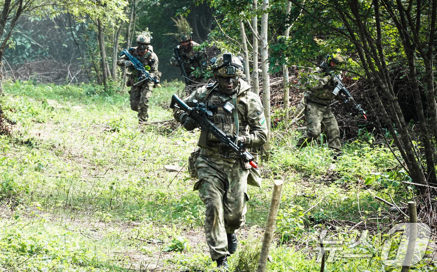 육군은 지난 9일부터 강원도 인제 육군 과학화전투훈련단에서 총 13개 팀 500여 명의 장병들이 참가한 가운데 '제2회 국제 과학화전투 경연대회'를 진행했다고 12일 밝혔다. 우즈베키스탄군 장병이 목표지역으로 기동하고 있다. (육군 제공) 2024.9.12/뉴스1