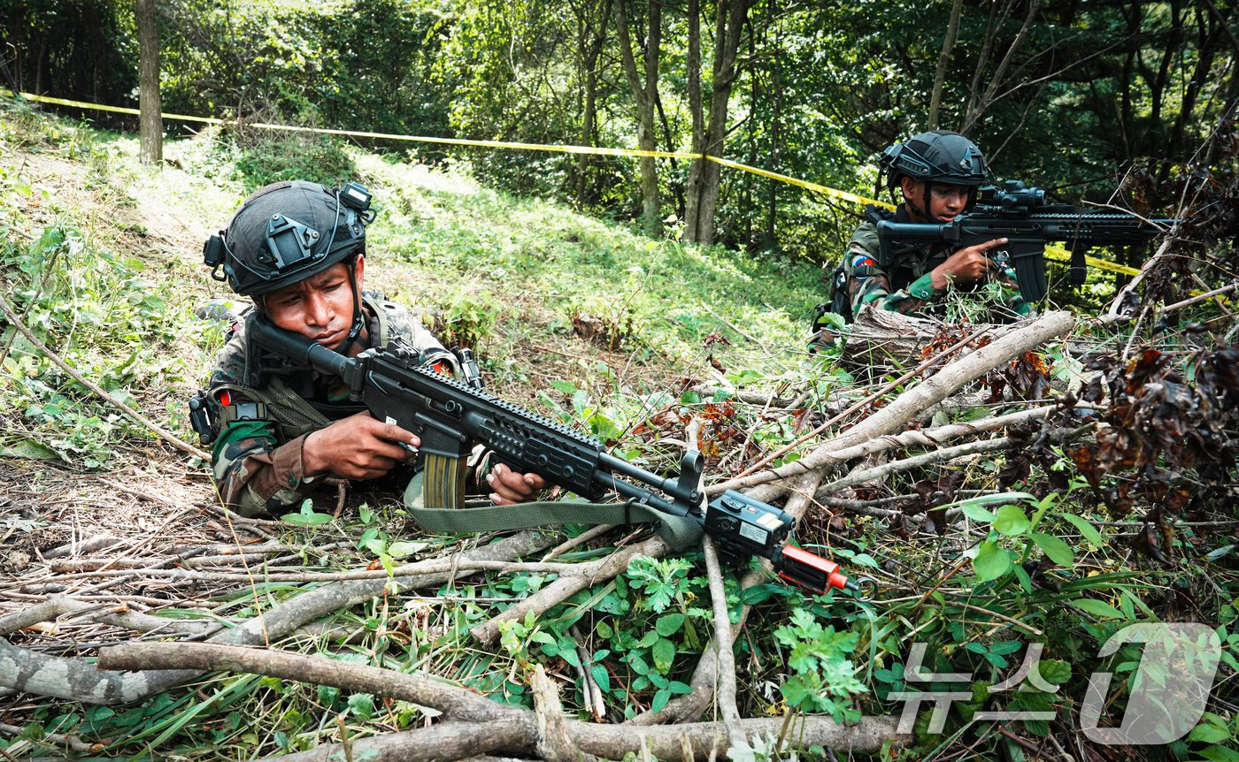 육군은 지난 9일부터 강원도 인제 육군 과학화전투훈련단에서 총 13개 팀 500여 명의 장병들이 참가한 가운데 &amp;#39;제2회 국제 과학화전투 경연대회&amp;#39;를 진행했다고 12일 밝혔다. 캄보디아군 장병이 주요고지를 방어하고 있다. &amp;#40;육군 제공&amp;#41; 2024.9.12/뉴스1