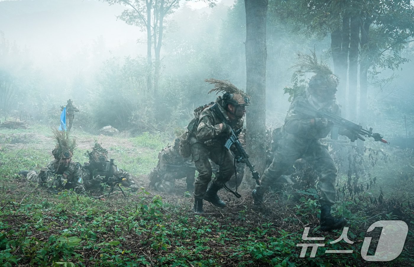 육군은 지난 9일부터 강원도 인제 육군 과학화전투훈련단에서 총 13개 팀 500여 명의 장병들이 참가한 가운데 &amp;#39;제2회 국제 과학화전투 경연대회&amp;#39;를 진행했다고 12일 밝혔다. 우즈베키스탄군 장병이 상대팀의 공격을 피하며 목표고지로 기동하고 있다. &amp;#40;육군 제공&amp;#41; 2024.9.12/뉴스1