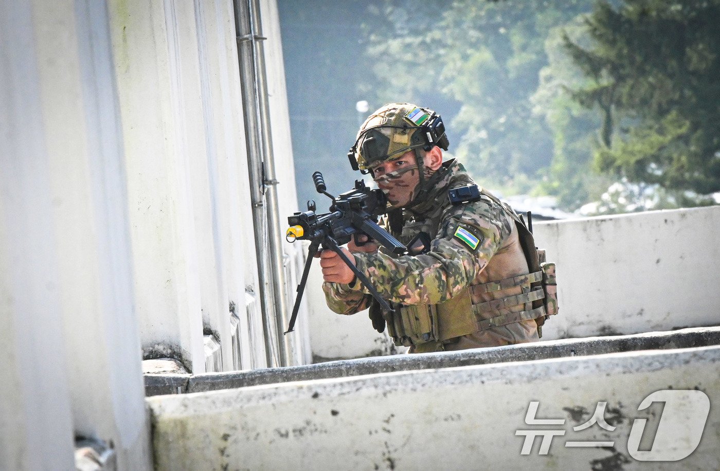 육군은 지난 9일부터 강원도 인제 육군 과학화전투훈련단에서 총 13개 팀 500여 명의 장병들이 참가한 가운데 '제2회 국제 과학화전투 경연대회'를 진행했다고 12일 밝혔다. 우즈베키스탄군 장병이 도시지역 전투에서 주요 건물을 점령하기 위해 교전을 벌이고 있다. (육군 제공) 2024.9.12/뉴스1