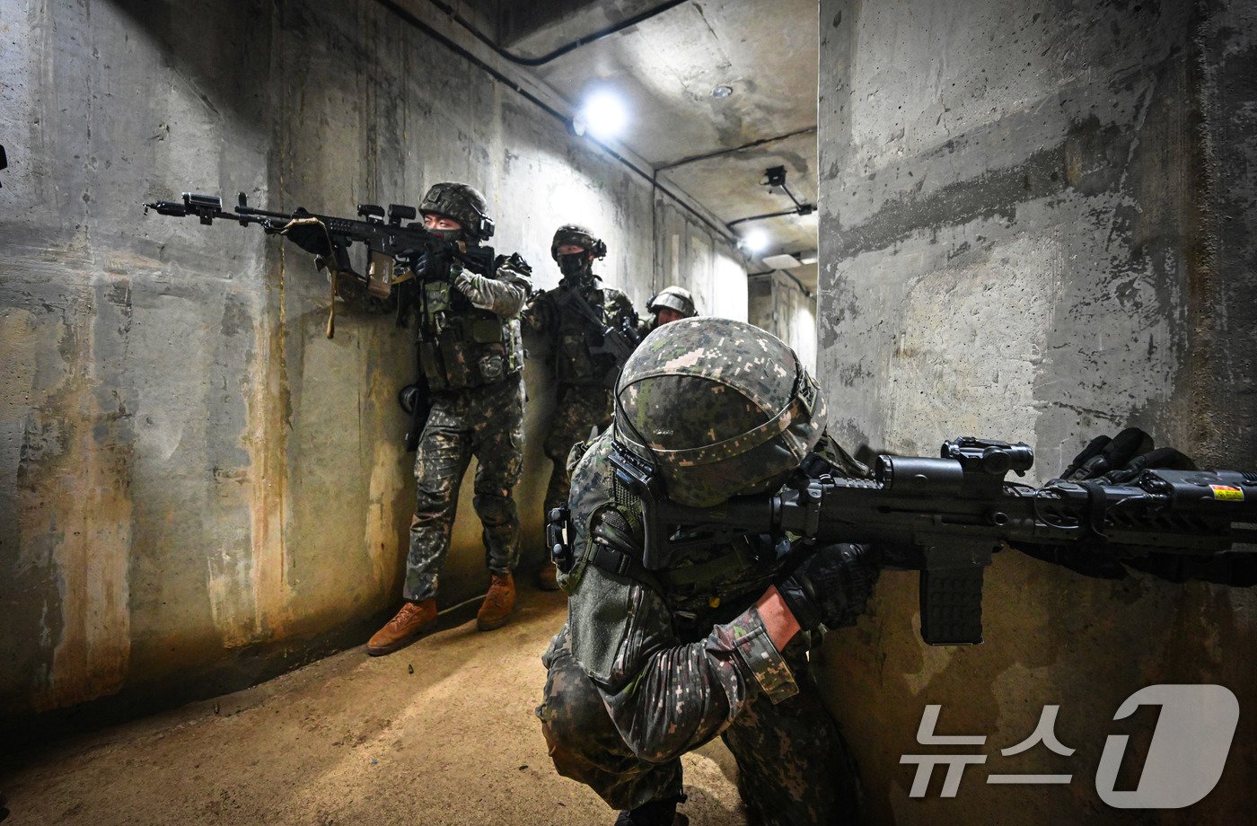 육군은 지난 9일부터 강원도 인제 육군 과학화전투훈련단에서 총 13개 팀 500여 명의 장병들이 참가한 가운데 &amp;#39;제2회 국제 과학화전투 경연대회&amp;#39;를 진행했다고 12일 밝혔다. 과훈단 전문대항군연대 장병이 갱도지역 전투에서 목표지점을 확보하기 위해 기동하고 있다. &amp;#40;육군 제공&amp;#41; 2024.9.12/뉴스1