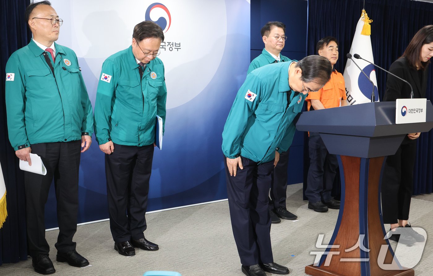 한덕수 국무총리가 12일 서울 종로구 정부서울청사에서 응급의료 종합상황 관련 합동브리핑을 마친 뒤 고개숙여 인사하고 있다. 2024.9.12/뉴스1 ⓒ News1 허경 기자