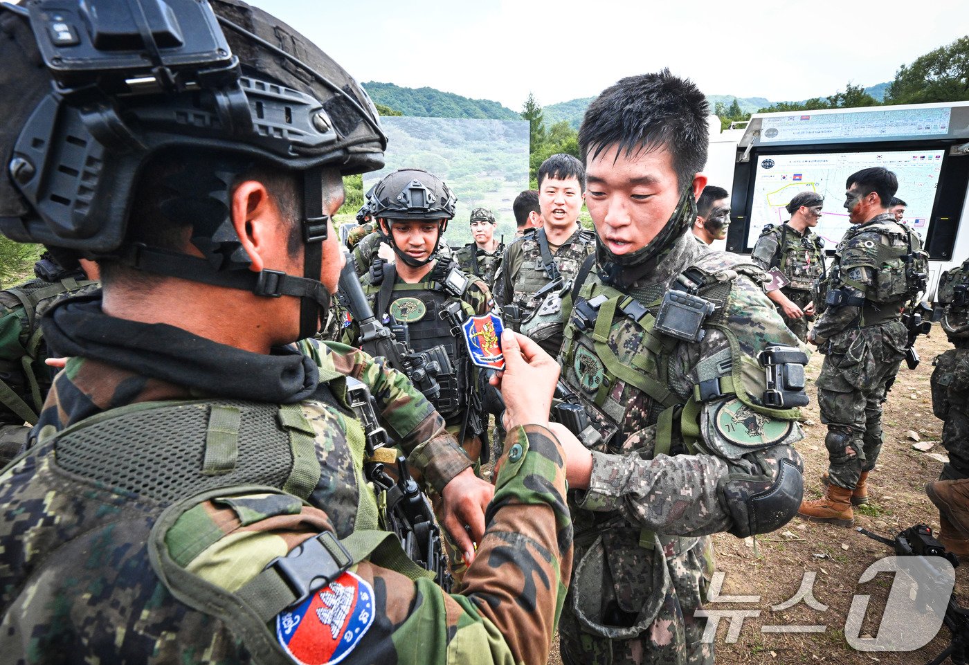 육군은 지난 9일부터 강원도 인제 육군 과학화전투훈련단에서 총 13개 팀 500여 명의 장병들이 참가한 가운데 &amp;#39;제2회 국제 과학화전투 경연대회&amp;#39;를 진행했다고 12일 밝혔다. 37사단 장병과 캄보디아군 장병이 전투 종료 후, 부대 패치를 교환하며 우정을 나누고 있다. &amp;#40;육군 제공&amp;#41; 2024.9.12/뉴스1