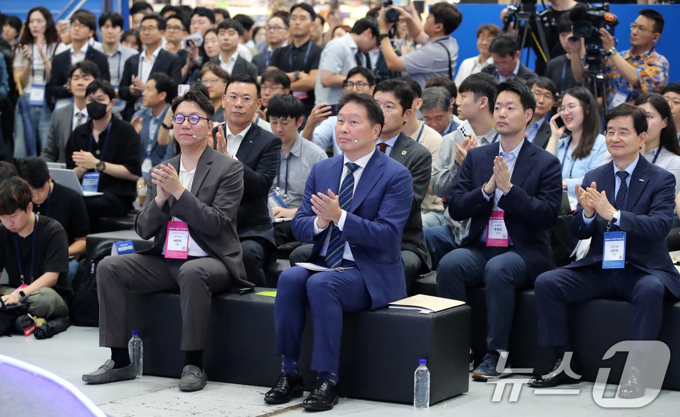 본문 이미지 - 최태원 대한상의 회장이 12일 서울 강남구 코엑스에서 열린 제1회 대한민국 사회적 가치 페스타 개막식에 참석해 박수를 치고 있다. 대한상공회의소 주최로 열린 대한민국 사회적 가치 페스타는 정부와 민간, 학계 및 기업 등이 모여 각자의 사회 문제 해결 활동을 선보이고 더 나은 솔루션을 함께 모색하는 행사다. 2024.9.12./뉴스1 ⓒ News1 박세연 기자