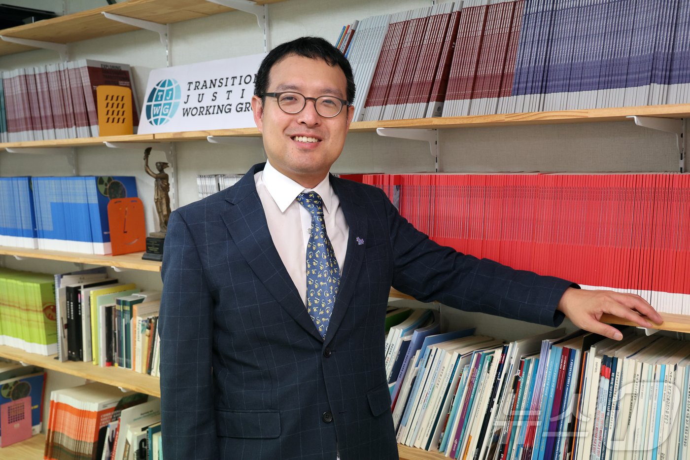 본문 이미지 - 신희석 전환기정의워킹그룹(TJWG) 법률분석관이 12일 서울에 위치한 전환기정의워킹그룹 사무실에서 뉴스1과 인터뷰 전 포즈를 취하고 있다. 2024.9.12/뉴스1 ⓒ News1 황기선 기자