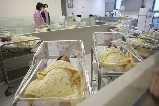 지방공무원 육아휴직, 조건없이 경력 인정…육휴 수당 월 250만원