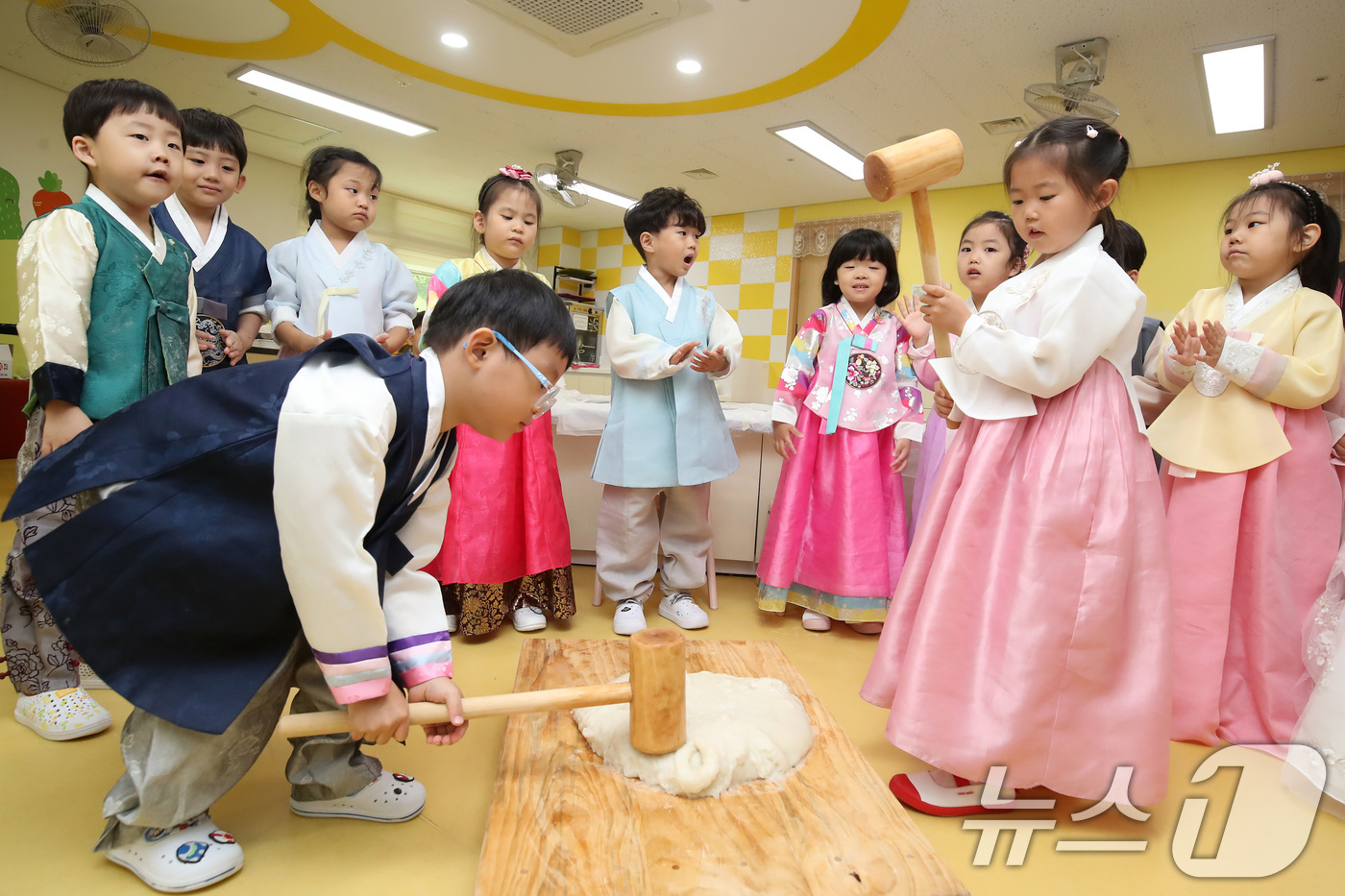 (대구=뉴스1) 공정식 기자 = 추석을 앞두고 12일 오전 대구 수성구 대구황금유치원에서 열린 민속놀이 체험주간을 맞아 인절미 만들기에 참여한 어린이들이 한복을 곱게 차려입고 떡메 …