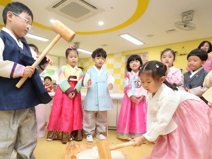 한가위 보름달 구름 사이로 '살짝'…연휴 내내 여름 날씨