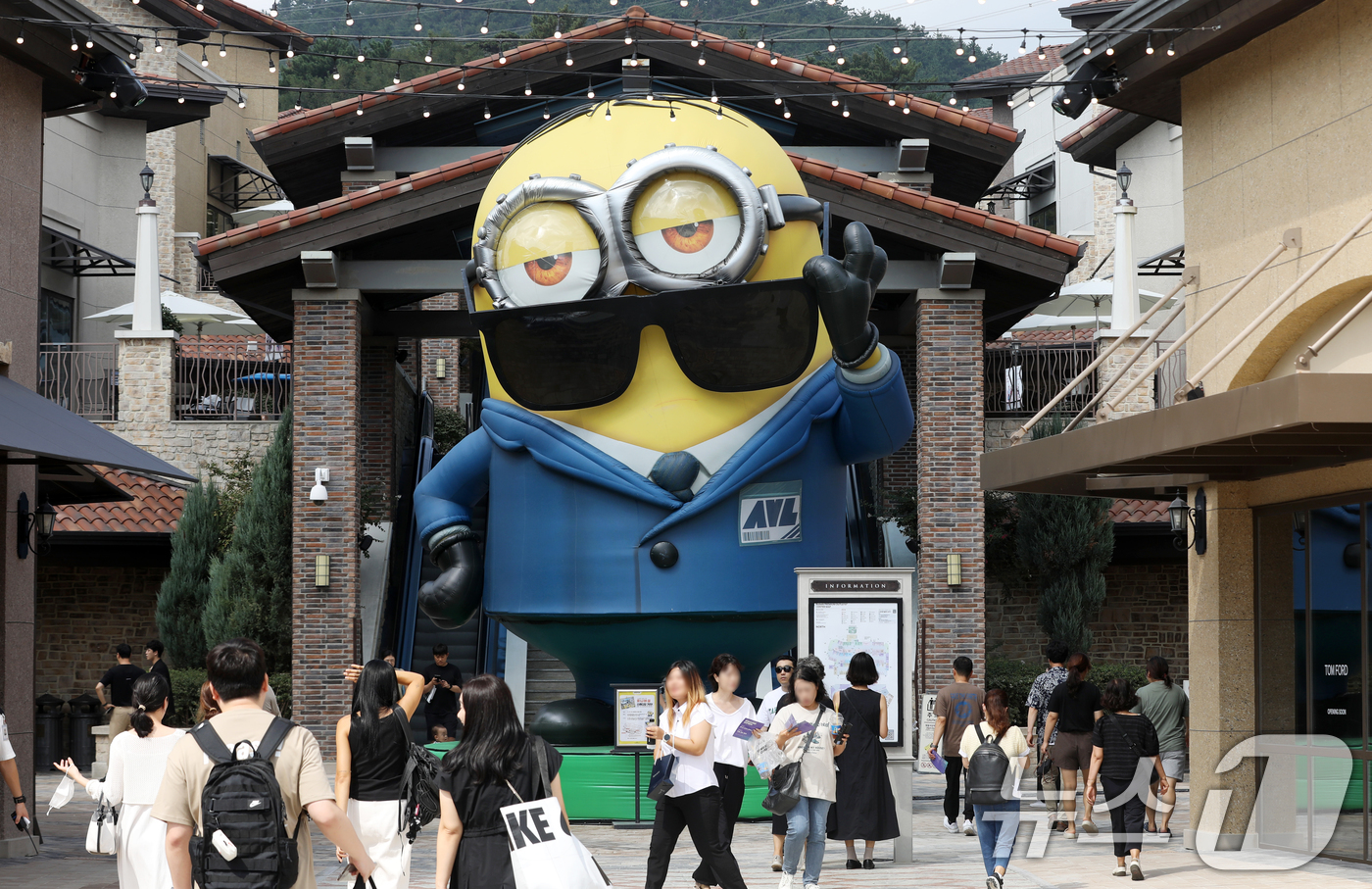 (부산=뉴스1) 윤일지 기자 = 12일 오전 부산 기장군 신세계사이먼 부산 프리미엄 아울렛에서 확장 개장식이 열린 가운데 미니언즈 캐릭터 포토존이 설치돼 눈길을 끌고 있다.신세계사 …