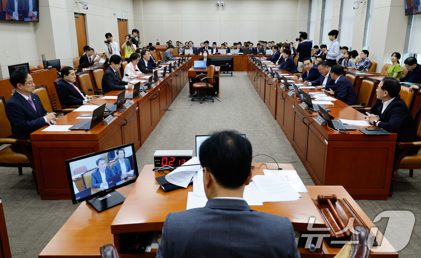 (서울=뉴스1) 안은나 기자 = 12일 서울 여의도 국회에서 열린 기획재정위원회 제418회국회(정기회) 제1차 전체회의에서 여야 의원들이 발언하고 있다. 2024.9.12/뉴스1