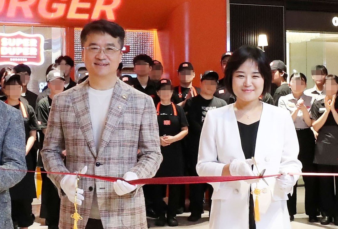 본문 이미지 - 박현종 전 bhc그룹 회장(왼쪽)과 윤다예 신임 MFG코리아 대표(뉴스1 DB)