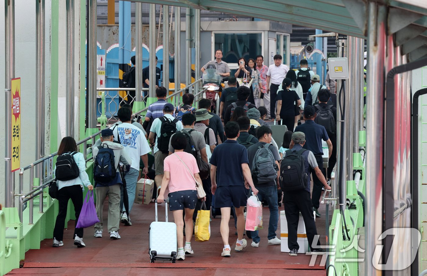 본문 이미지 - 추석 명절을 앞둔 12일 인천 중구 인천항연안여객터미널에서 백령도 주민들이 가족과 추석을 보내고자 여객선에서 내리고 있다. 2024.9.12/뉴스1 ⓒ News1 이동해 기자