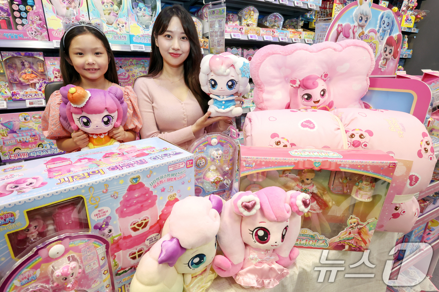 (서울=뉴스1) 민경석 기자 = 12일 서울 중구 이마트 청계천점에서 모델들이 '캐치! 티니핑' 캐릭터 상품을 선보이고 있다.이마트는 오는 22일까지 '캐치! 티니핑' 완구 47종 …